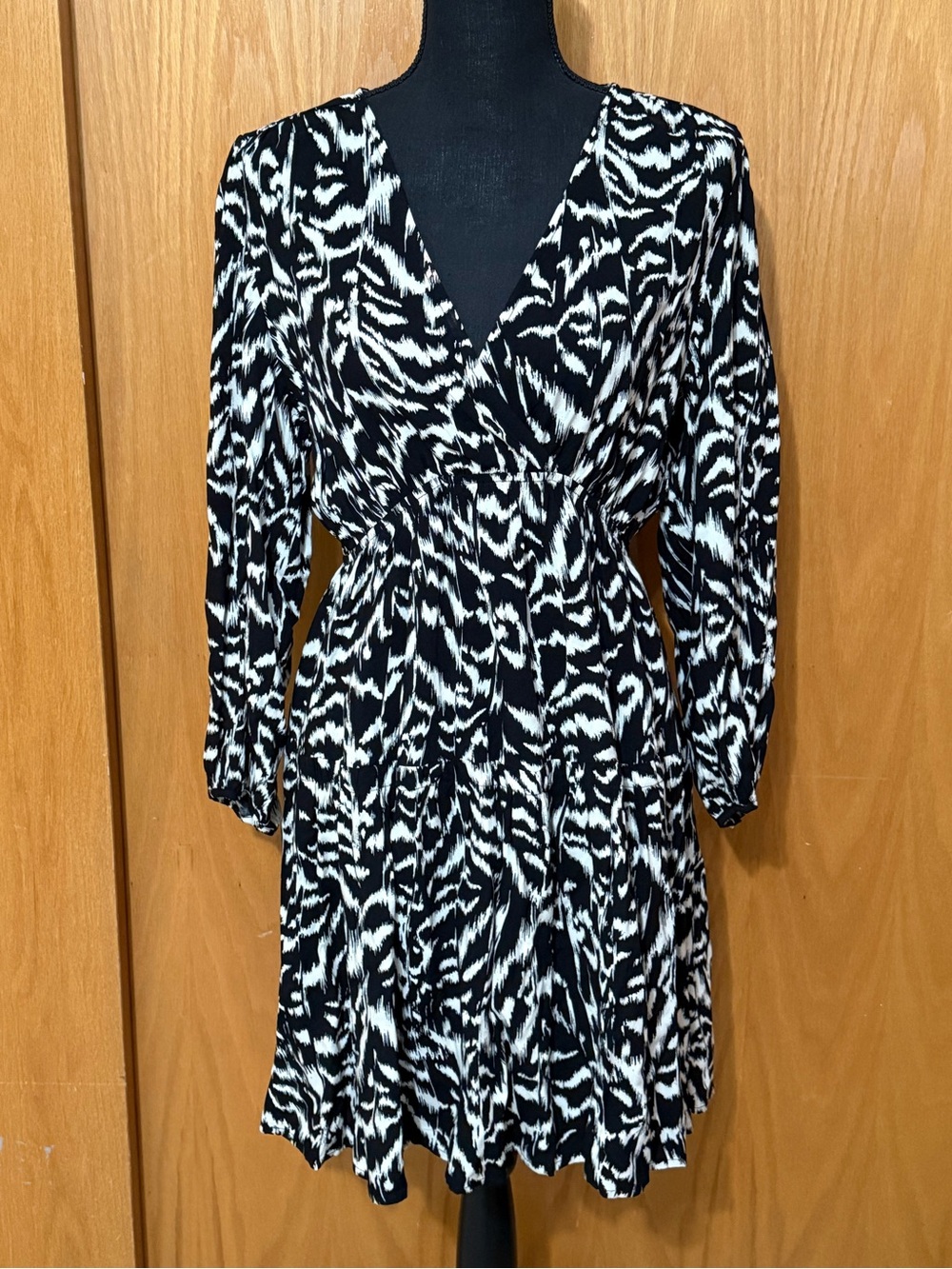 Lovestitch Black & White Printed V-Neck Long Sleeve Dress Medium